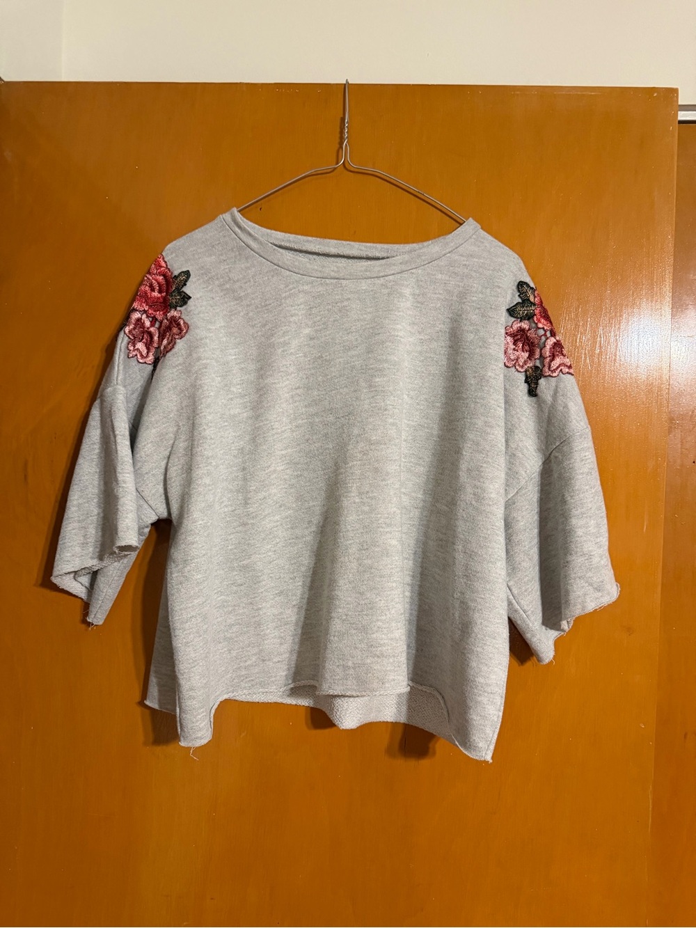 Women's Light Gray Embroidered Shoulder Cropped Sweatshirt